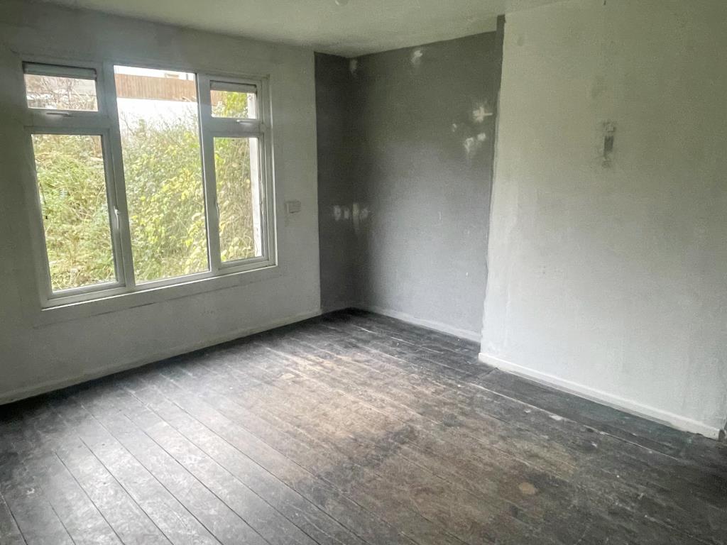 Lot: 48 - PROPERTY FOR IMPROVEMENT WITH OFF-ROAD PARKING - Living room